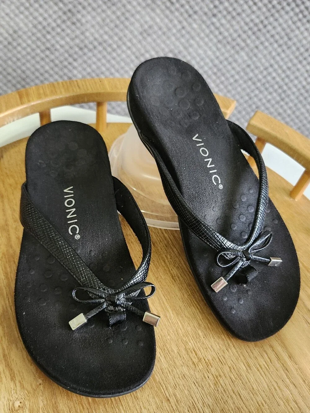 Vionic Black Bow Thong Sandals